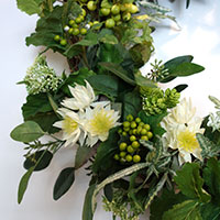 院内を飾るグリーンのリース